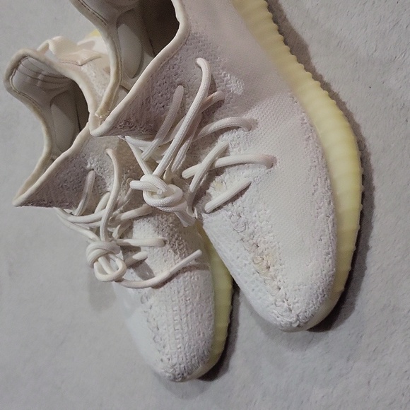 Yeezy Boost 350 V2 Sneakers - Picture 16 of 16